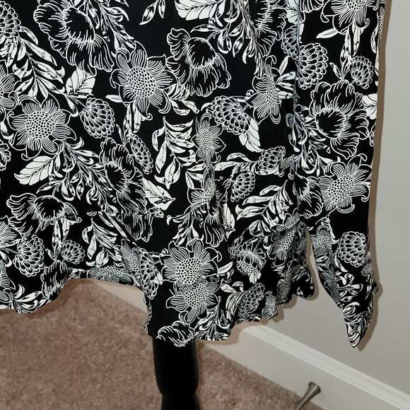 NWOT J.Jill black white floral top - Picture 4 of 5